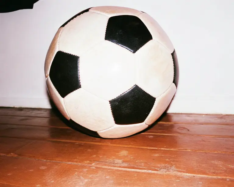 O Que É Fantasy Football? Fantasy Football é um jogo online em que os participantes montam times virtuais com jogadores reais e acumulam pontos baseados no desempenho deles em partidas oficiais. Veja como funciona